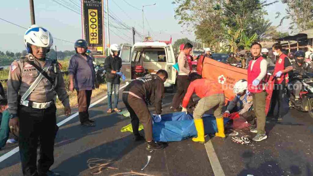 Proses evakuasi jenazah korban ke mobil ambulance. [Foto : ist]