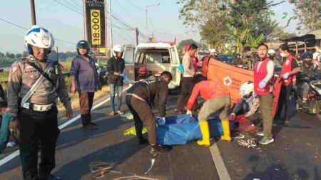 Proses evakuasi jenazah korban ke mobil ambulance. [Foto : ist]