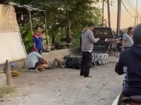Kondisi tukang tambal ban, Edi usai ban forklift yang sedang diisi angin tiba-tiba meletus.