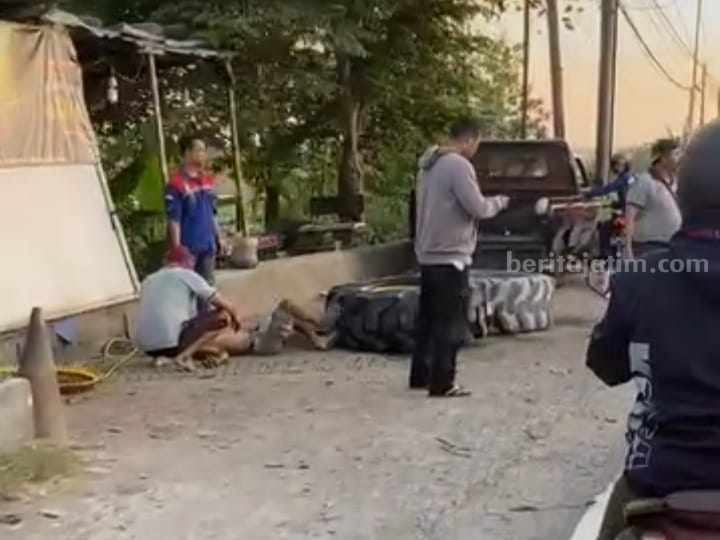 Kondisi tukang tambal ban, Edi usai ban forklift yang sedang diisi angin tiba-tiba meletus.