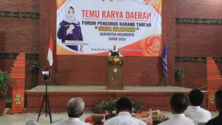 Ini Pesan Bupati Mojokerto saat Membuka Temu Karya Daerah FPKT Bupati Mojokerto Ikfina Fahmawati saat membuka acara Temu Karya Daerah FPKT 'Surya Majapahit' Kabupaten Mojokerto di Wisata Bumi Mulyo Jati, Desa Randugenengan, Kecamatan Dlanggu, Kabupaten Mojokerto.