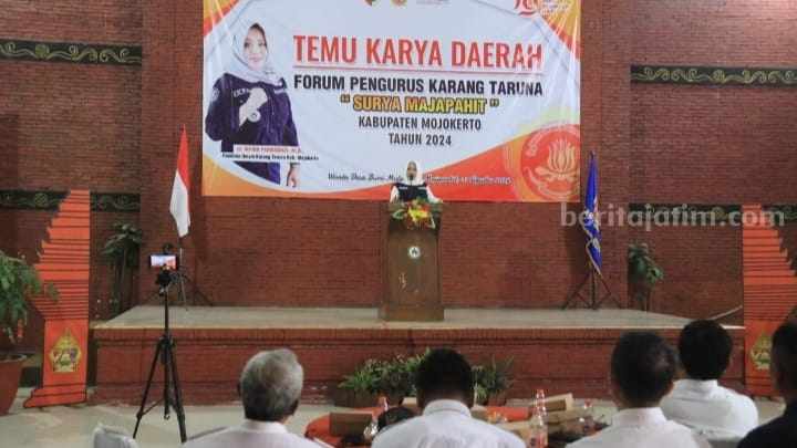 Bupati Mojokerto Ikfina Fahmawati saat membuka acara Temu Karya Daerah FPKT 'Surya Majapahit' Kabupaten Mojokerto di Wisata Bumi Mulyo Jati, Desa Randugenengan, Kecamatan Dlanggu, Kabupaten Mojokerto.