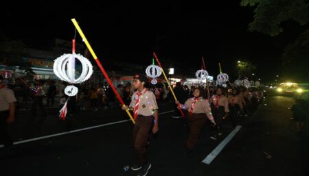 Gemerlap Lampion Melintas di Jalan Kota Banyuwangi, Wisatawan Asing Terkesan Gemerlap Lampion Melintas di Jalan Kota Banyuwangi, Wisatawan Asing Terkesan