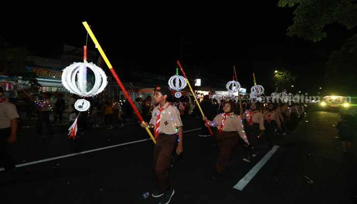 Gemerlap Lampion Melintas di Jalan Kota Banyuwangi, Wisatawan Asing Terkesan
