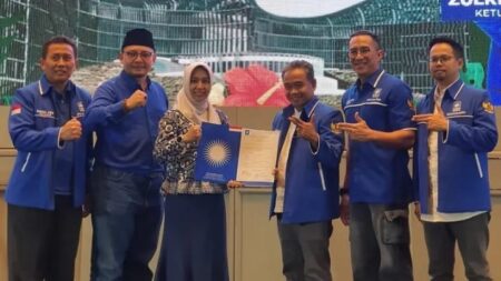  Wakil Ketua Umum PAN Viva Yoga Mauladi menyerahkan dokumen model B.1-KWK kepada petahana Wali Kota Ika Puspitasari dan Rachman Sidharta Arisandi di salah satu hotel di Surabaya, Rabu (21/8/2024). [Foto : ist]