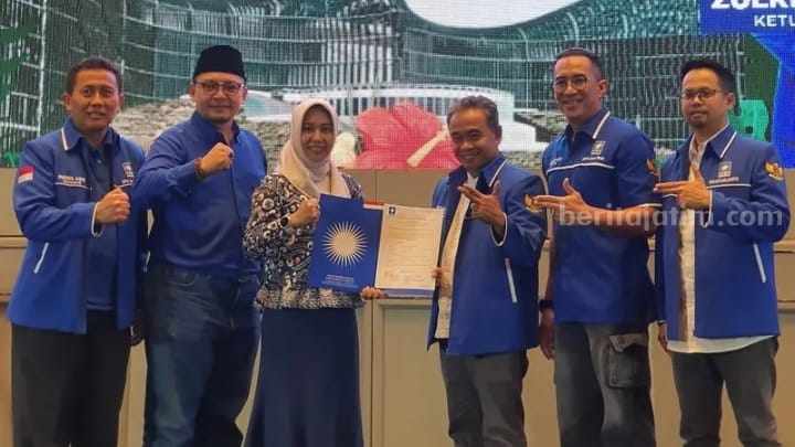  Wakil Ketua Umum PAN Viva Yoga Mauladi menyerahkan dokumen model B.1-KWK kepada petahana Wali Kota Ika Puspitasari dan Rachman Sidharta Arisandi di salah satu hotel di Surabaya, Rabu (21/8/2024). [Foto : ist]