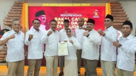 Bacalon Wali Kota dan Wakil Wali Kota Mojokerto, Ika Puspitasari dan Rachman Sidharta Arisandi saat menerima surat B.1-KWK menerima surat B.1-KWK dari Sekretaris DPD Gerindra Jawa Timur, Kharisma Febriansyah di kantor DPD Partai Gerindra Jawa Timur di Surabaya. [Foto : ist]