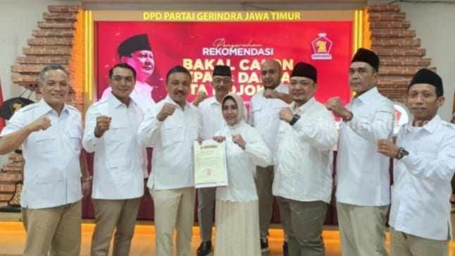 Bacalon Wali Kota dan Wakil Wali Kota Mojokerto, Ika Puspitasari dan Rachman Sidharta Arisandi saat menerima surat B.1-KWK menerima surat B.1-KWK dari Sekretaris DPD Gerindra Jawa Timur, Kharisma Febriansyah di kantor DPD Partai Gerindra Jawa Timur di Surabaya. [Foto : ist]