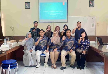 Guru Bahasa Indonesia SMA Kota Batu dan Dosen UM Kolaborasi Pentas Teater