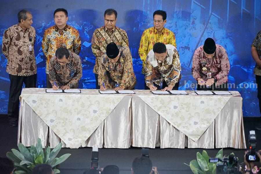 Plt. Bupati Sidoarjo H.Subandi menandatangani perjanjian Kerjasama BUMN dan BUMD