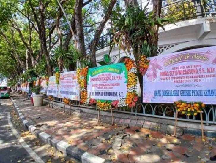 Foto ratusan ucapan karangan bunga berjejer di Alun-Alun Gresik.