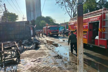 Warung Kopi Kebakaran di Wonocolo, 1 Sepeda Motor Ludes Dilalap Api
