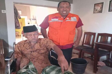 LMI Pasuruan Salurkan Kursi Roda untuk Lansia Stroke