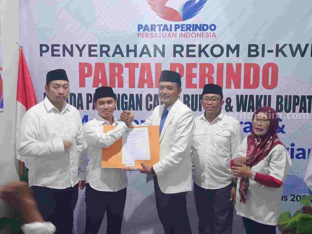 Pasangan Mubarok menerima surat rekomendasi model B.1-KWK dari Ketua DPD Perindo Kabupaten Mojokerto, Mochamad Arifin di kantor DPD Perindo Kabupaten Mojokerto di Desa Jabon, Kecamatan Mojoanyar, Kabupaten Mojokerto. [Foto : ist]