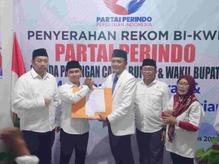 Pasangan Mubarok menerima surat rekomendasi model B.1-KWK dari Ketua DPD Perindo Kabupaten Mojokerto, Mochamad Arifin di kantor DPD Perindo Kabupaten Mojokerto di Desa Jabon, Kecamatan Mojoanyar, Kabupaten Mojokerto. [Foto : ist]