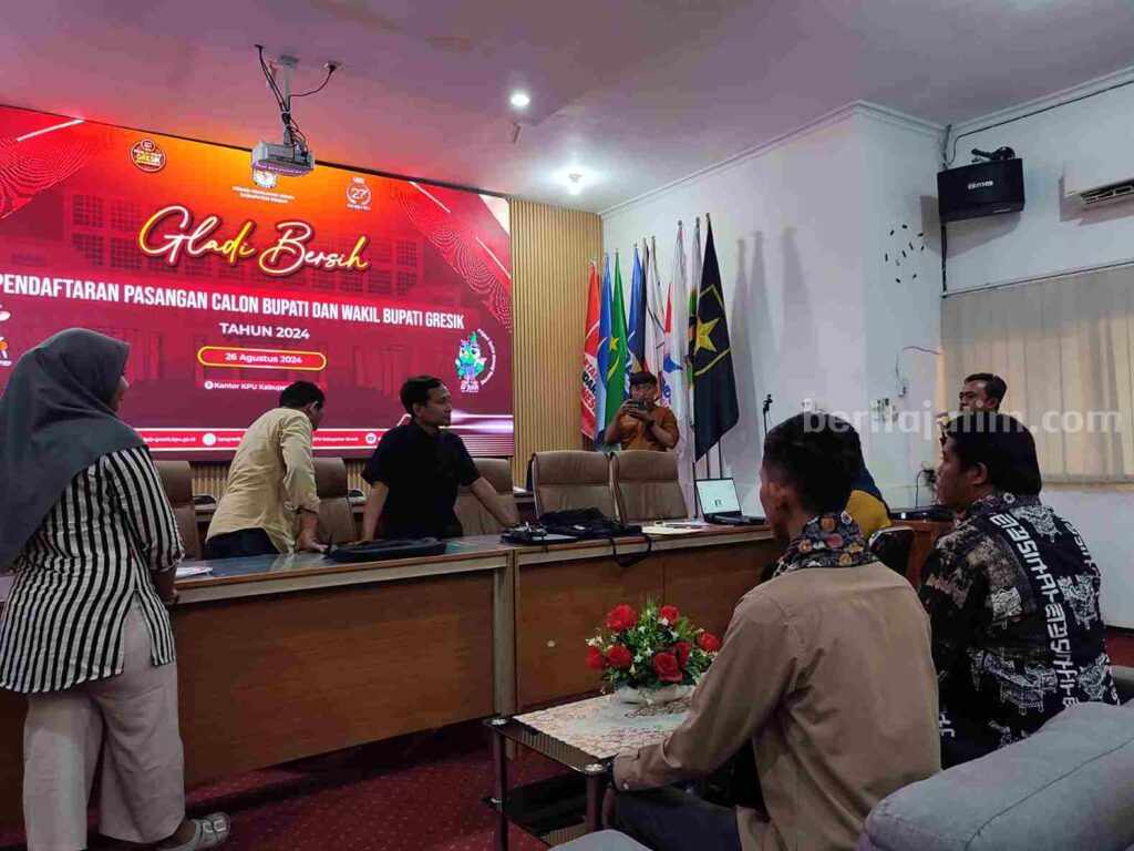 Foto ruang KPU Gresik disulap jadi tempat pendaftaran cabup-cawabup.