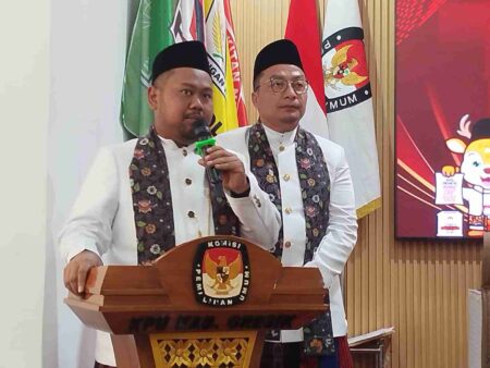 Foto cabup Fandi Akhmad Yani-Cawabup Gresik Asluchul Alif saat mendaftar di KPU.