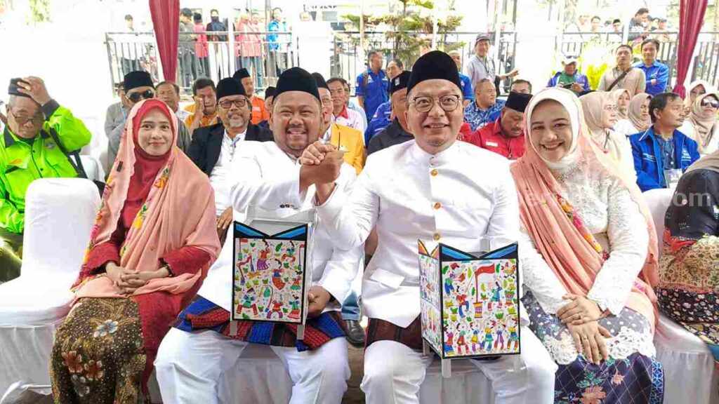 Foto paslon Cabup Fandi Akhmad Yani (Gus Yani) dan Cawabup Gresik Asluchul Alif saat mendaftar di KPU.