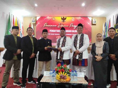 Paslon Fandi Akhmad Yani-Asluchul Alif Daftar Pertama di KPU Gresik