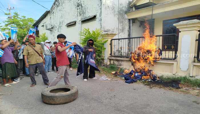 Aksi demo oleh loyalis Ra Imam di depan kantor NesDem Bangkalan