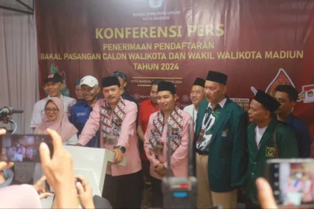Bakal Paslon Maidi-Bagus Panuntun Pakai Baju Pink saat Daftar ke KPU Kota Madiun foto beritajatim