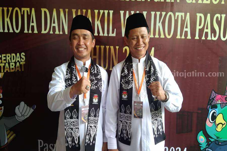 Pasangan Adi Wibowo dan Moch Nawawi saat mendaftar di KPU Pasuruan.