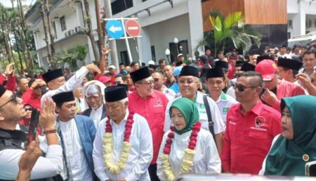 Ratusan Massa Antar Petahana Sanusi-Lathifah Daftar Pilbup Malang Ratusan Massa Antar Petahana Sanusi-Lathifah Daftar Pilbup Malang