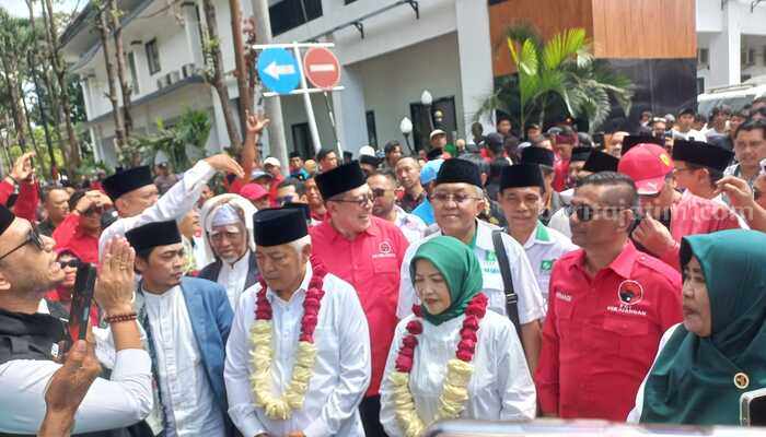Ratusan Massa Antar Petahana Sanusi-Lathifah Daftar Pilbup Malang