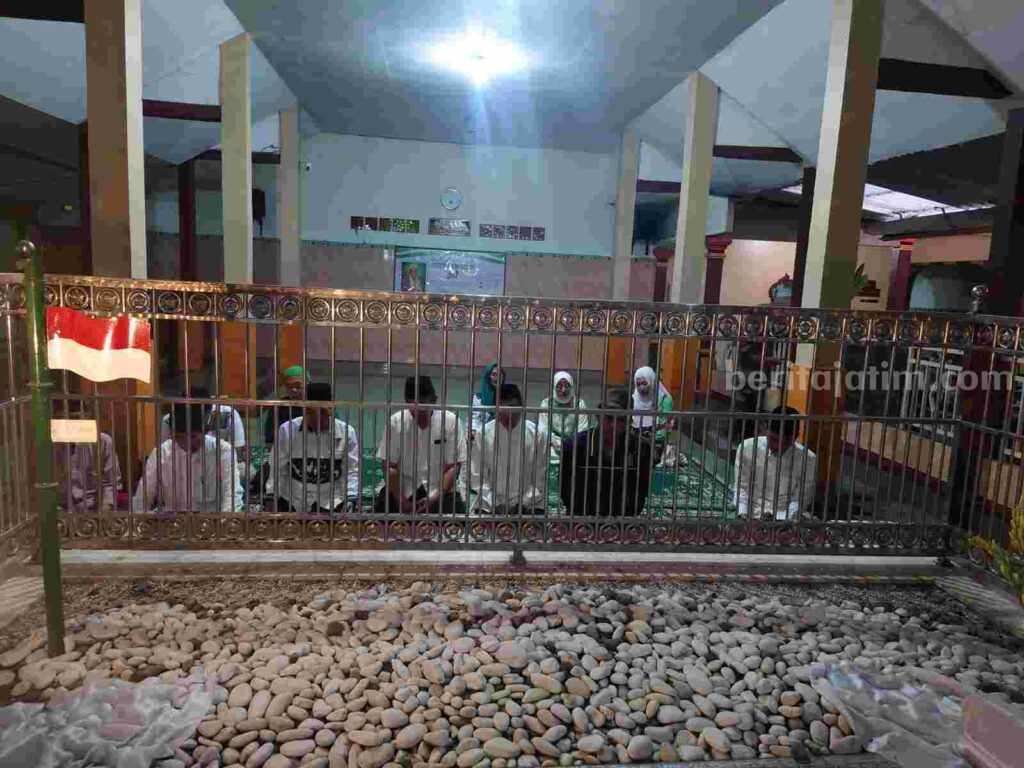 Bakal Calon Wali Kota dan wakil wali kota Mojokerto, Junaedi Malik dan Chusnun Amin berziarah ke makam KH Achyat Chalimy di Jalan KH Wachid Hasyim, Kelurahan Miji, Kecamatan Kranggan, Kota Mojokerto. [Foto: Ist]