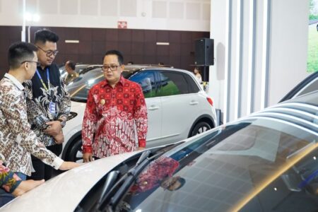 Makin Berkibar, Wuling Pukau Pengunjung GIIAS Surabaya 2024 dengan Fitur EV Terbaru PJ Gubenur Jatim, Adhy Karyono tertarik melihat mobil listrik Wuling yang semakin canggih.