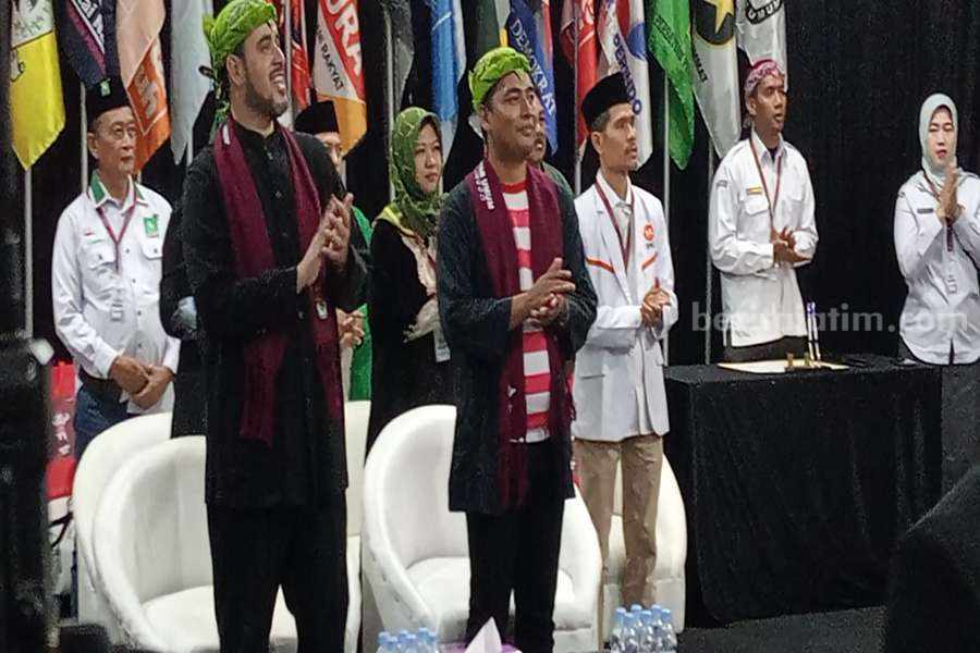 Pasangan Habib Hadi Zainal Abidin dan Zainal Arifin saat mendaftar di KPU Kota Probolinggo.