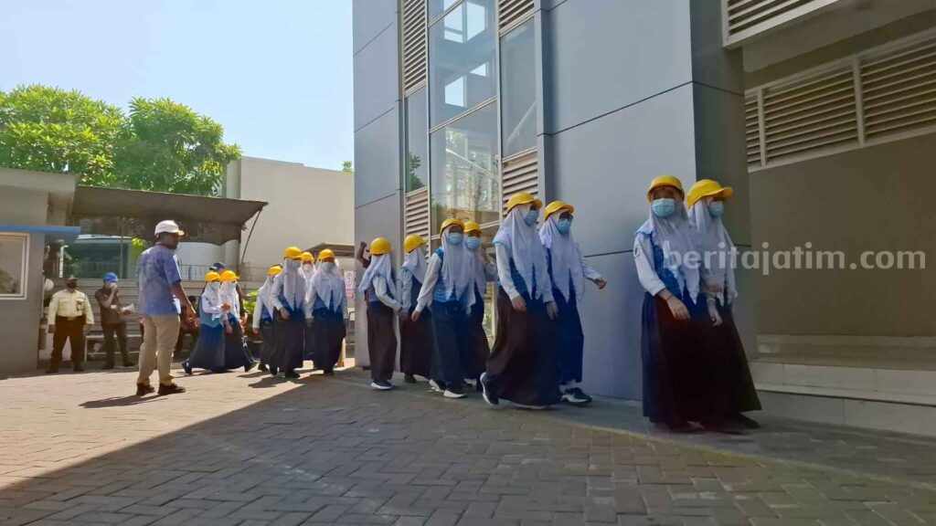 Foto puluhan siswa mengikuti wisata industri sebelum memasuki ruang produksi