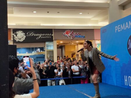 Suasana di Atrium Royal Plaza Surabaya.