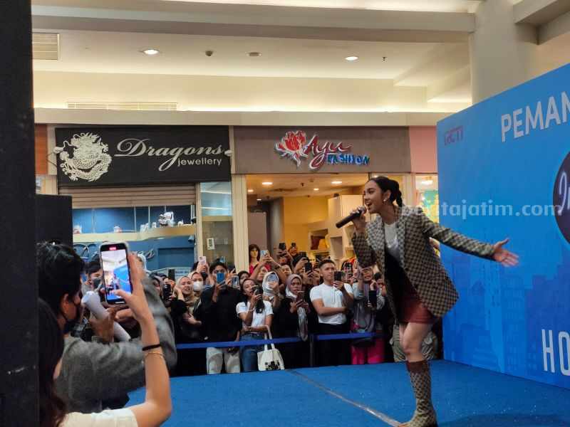 Suasana di Atrium Royal Plaza Surabaya.