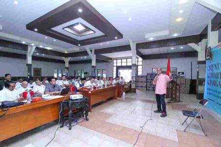 PWI Jatim Beri Materi OKK Kepada Wartawan Gresik Wartawan Gresik yang tergabung di PWI sedang mengikuti materi OKK.