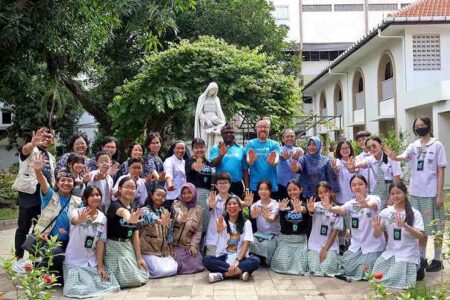 Surabaya Galakkan Gerakan Pencegahan Eksploitasi Seksual Anak di Dunia Maya Pemerintah Kota Surabaya bersama berbagai pihak, termasuk sekolah dan UNICEF