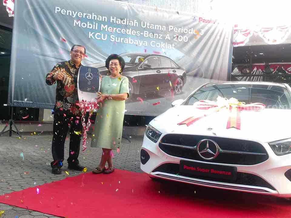 Nasabah PaninBank KCP Tunjungan Surabaya menerima hadiah mobil Mercedes Benz A 200
