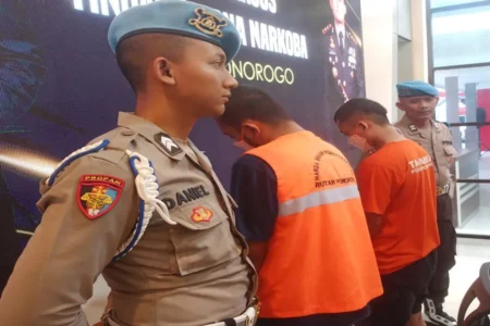 Dua tersangka yakni CDT dan FLY yang diamankan oleh Satres Narkoba Polres Ponorogo. (Foto/Endra Dwiono/Beritajatim.com)