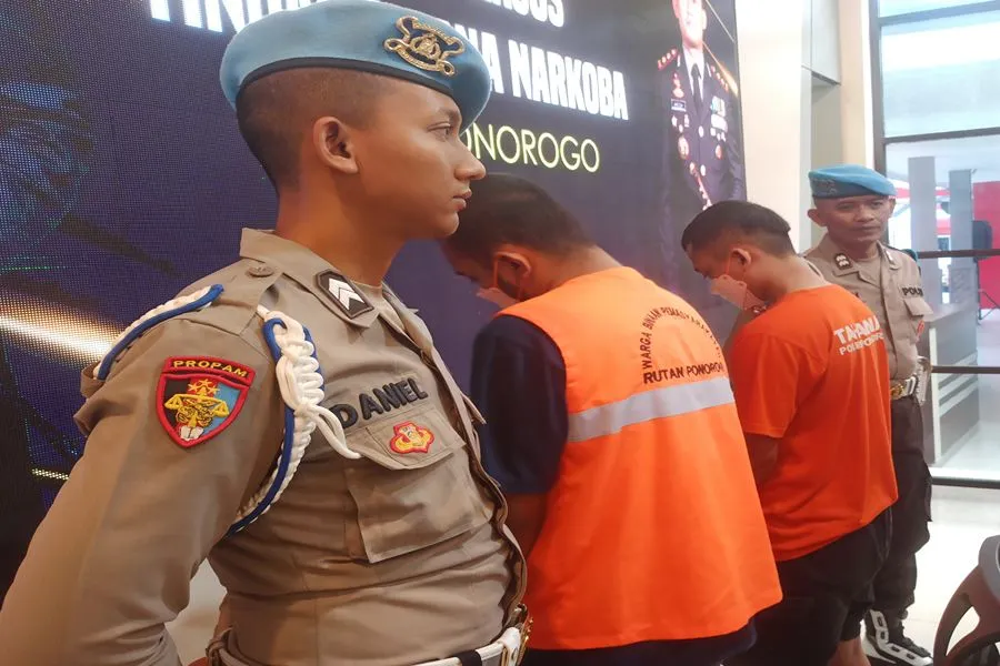 Dua tersangka yakni CDT dan FLY yang diamankan oleh Satres Narkoba Polres Ponorogo. (Foto/Endra Dwiono/Beritajatim.com)