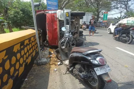 Hindari Orang Belok Mendadak, Truk Pasir di Ponorogo Terguling, 1 Orang Terluka