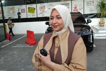 Korupsi Dana Covid, Mantan Bupati Jember Penuhi Panggilan Polda Jatim Mantan Bupati Jember Faida saat istirahat dalam pemeriksaan di Polda Jawa Timur
