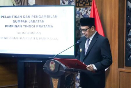 Pj Bupati Pamekasan Beri Tuntutan Target APBD untuk Pejabat Tinggi Pratama Pj Bupati Pamekasan, Masrukin dalam prosesi pelantikan pengukuhan delapan pejabat tinggi pratama di Mandhapa Aghung Ronggosukowati Pamekasan, Jum'at (2/8/2024).
