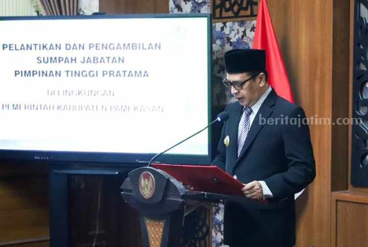 Pj Bupati Pamekasan, Masrukin dalam prosesi pelantikan pengukuhan delapan pejabat tinggi pratama di Mandhapa Aghung Ronggosukowati Pamekasan, Jum'at (2/8/2024).
