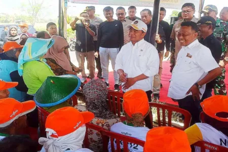 Menko PMK Muhadjir Effendy saat bertemu dengan petani jagung di Ponorogo pada hari Sabtu (3/8) kemarin. (Foto/Endra Dwiono/Beritajatim.com)