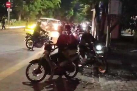 Belasan Pemuda Diduga Pesilat, Keroyok Pemuda Balap Liar di Surabaya Balap liar di Jalan Merr dekat RSIA Kendangsari.