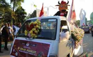 Kirab Maskot Jadi Cara KPU Pamekasan Sosialisasikan Pilkada 2024 Si Pisan', maskot pilkada Pamekasan yang diarak dalam kirab maskot pilkada di Pamekasan, Minggu (4/8/2024).
