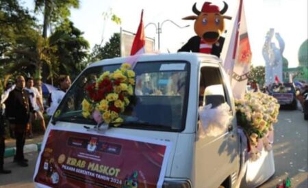 Kirab Maskot Jadi Cara KPU Pamekasan Sosialisasikan Pilkada 2024 Si Pisan', maskot pilkada Pamekasan yang diarak dalam kirab maskot pilkada di Pamekasan, Minggu (4/8/2024).