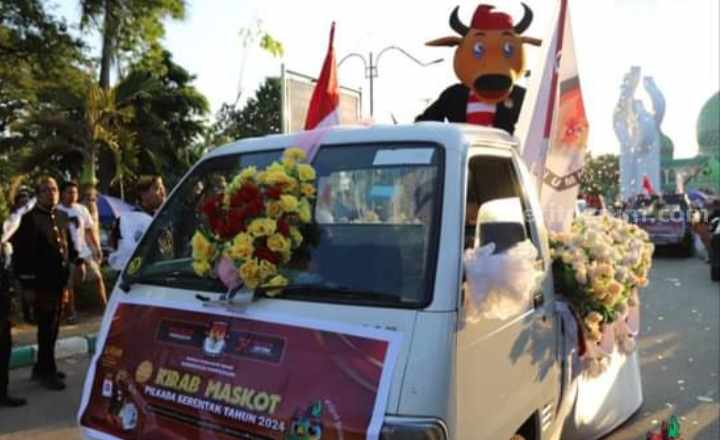 Si Pisan', maskot pilkada Pamekasan yang diarak dalam kirab maskot pilkada di Pamekasan, Minggu (4/8/2024).