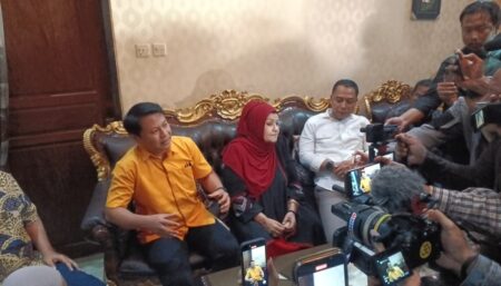 Wakil Direktur Sarana Prasarana Petra, Robertus Pranata Baju Kuning saat Mediasi (dok. Rama Indra/beritajatim.com)