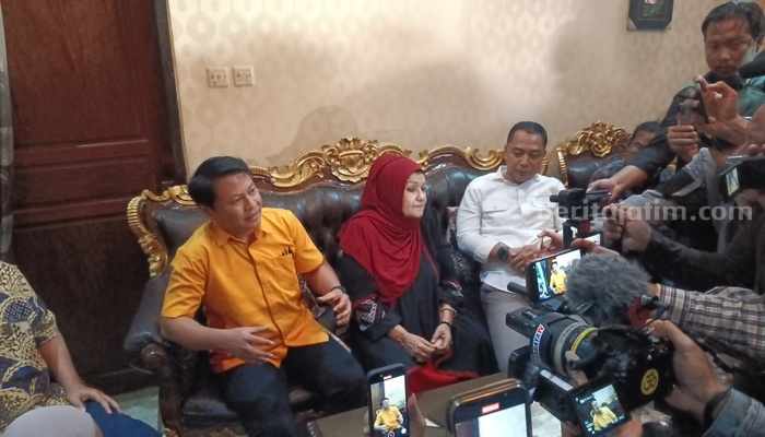 Wakil Direktur Sarana Prasarana Petra, Robertus Pranata Baju Kuning saat Mediasi (dok. Rama Indra/beritajatim.com)
